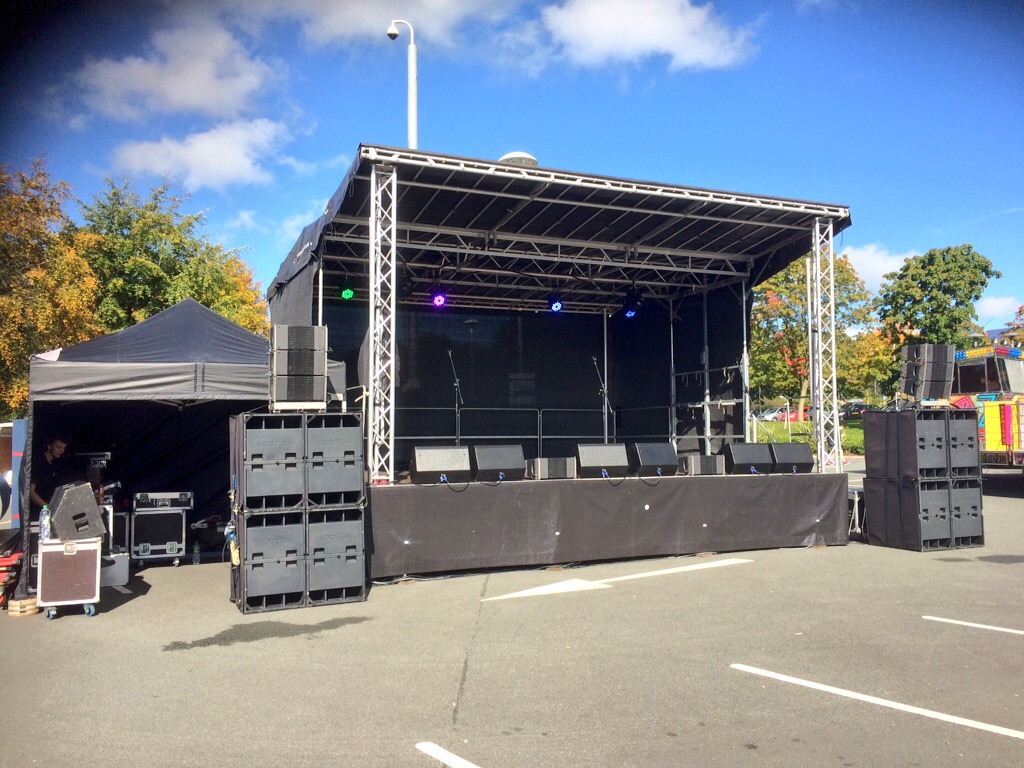 Guide to outdoor stage hire. Tips, tricks, reviews and price guide.